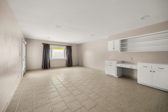 Building Photo - 6724 N 58th Pl