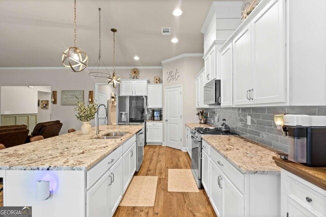 Building Photo - 2121 Charmond Dr