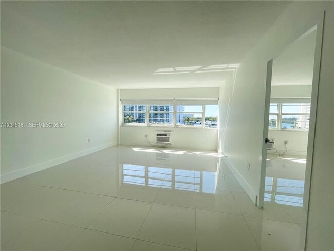 Building Photo - 220 Kings Point Dr