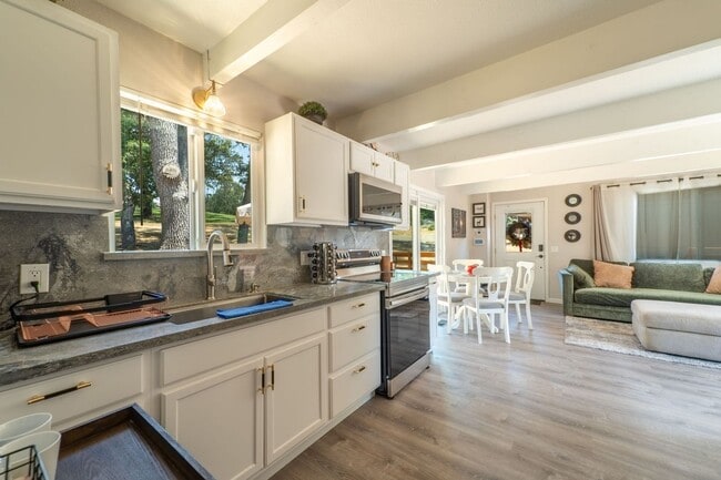 Building Photo - 2 BR w/ Loft