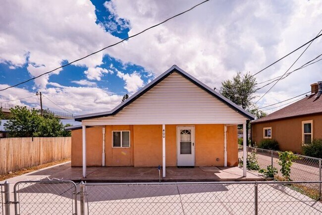 Primary Photo - 2 Bed Home walking distance to College and...