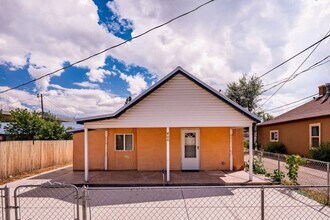 Building Photo - 2 Bed Home walking distance to College and...
