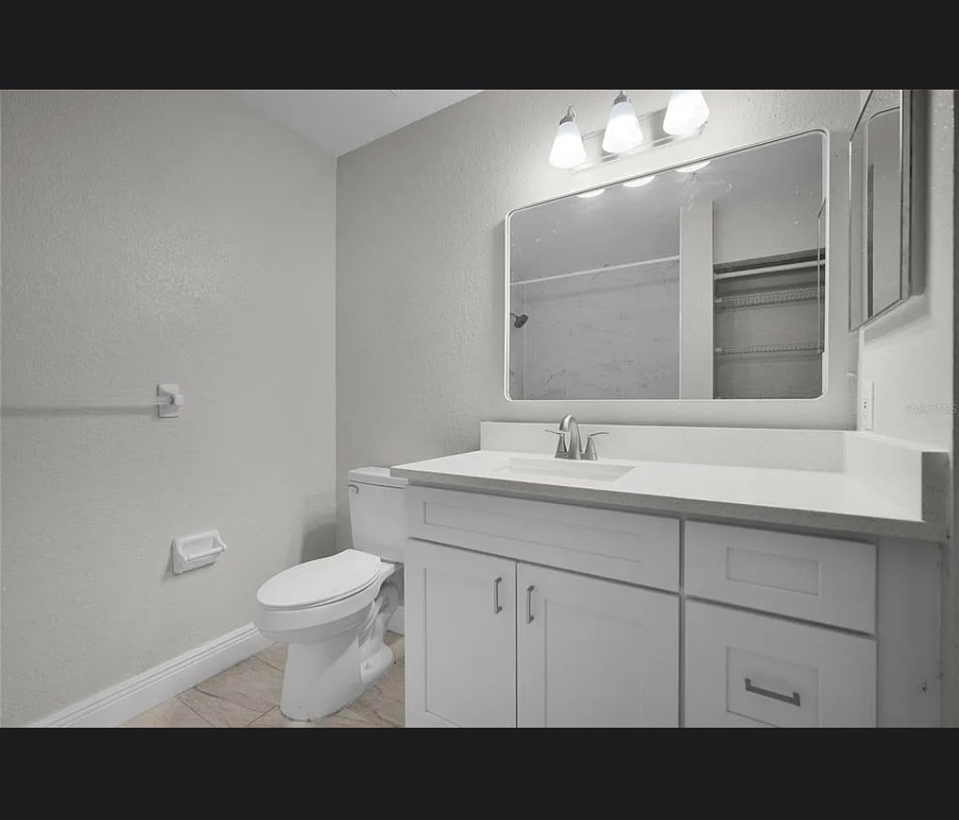 Building Photo - 13929 Fairway Island Dr