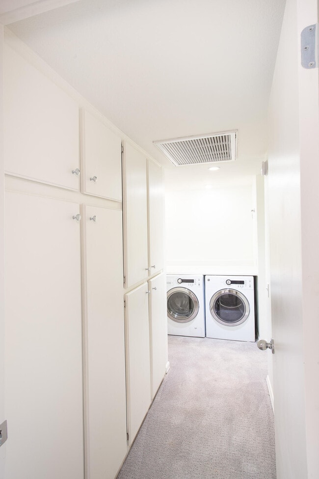 Building Photo - 451 E Vía Carisma