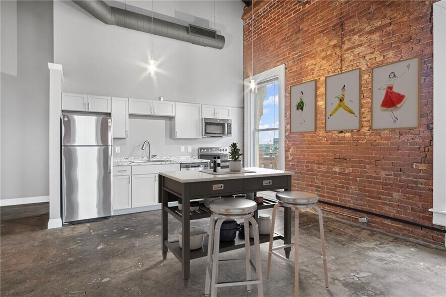 Building Photo - 113 W 5th St