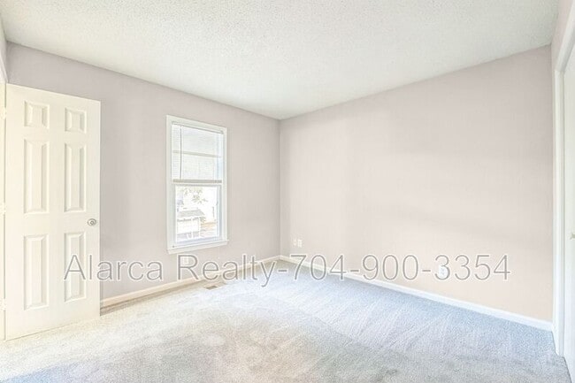 Building Photo - 3136 Driftwood Dr