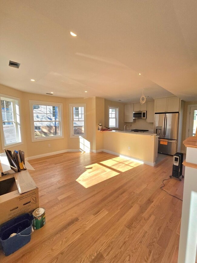 Building Photo - 3bed/3 bath in Brighton