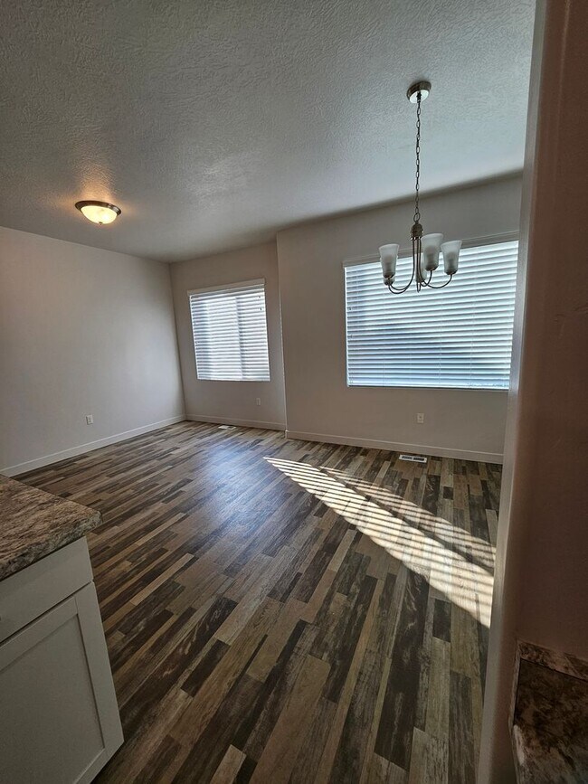 Building Photo - 4 Bedroom Town Home for Rent