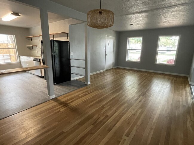 Building Photo - 258 Cresham Dr