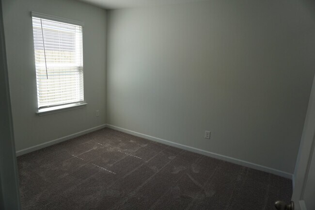 Building Photo - 602 Draymore Dr NE