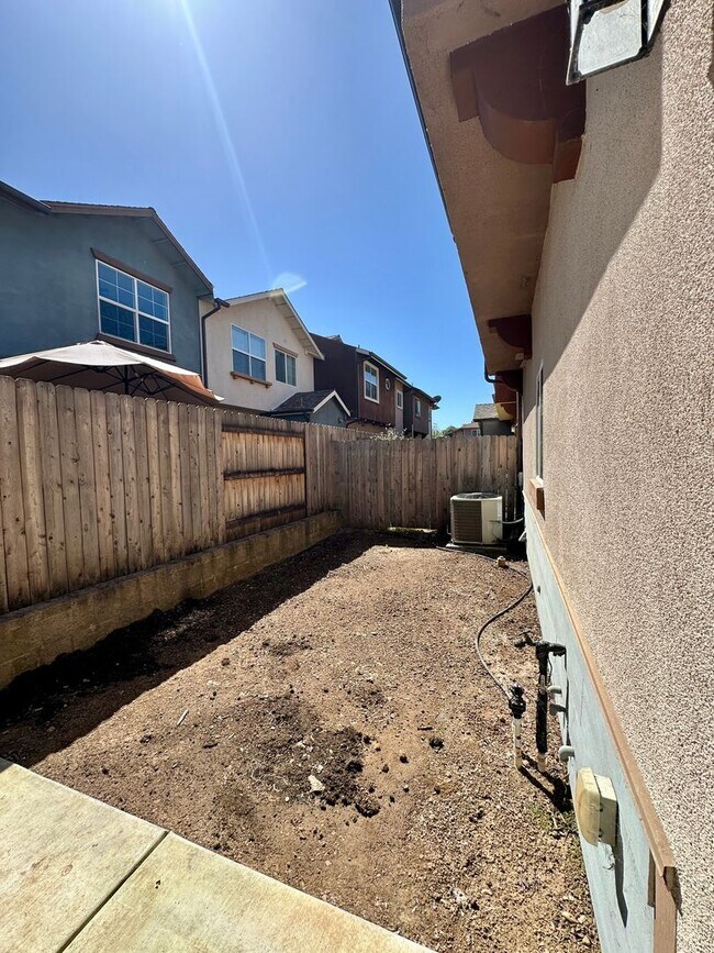 Building Photo - 1154 Galeria Cir