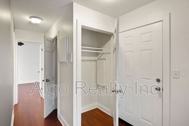 Building Photo - 729 E 16th St