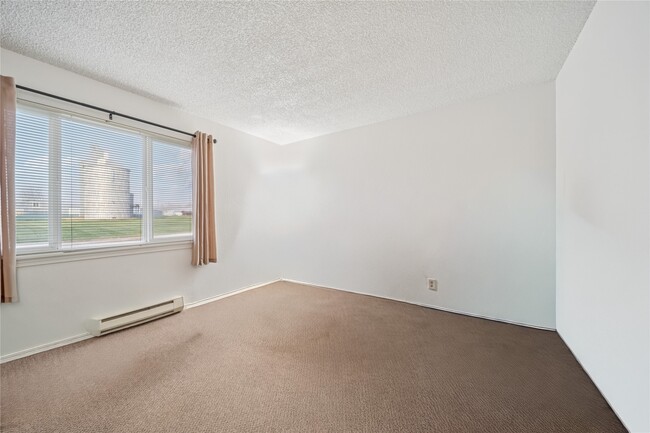 Building Photo - 424 E Dogwood Ave