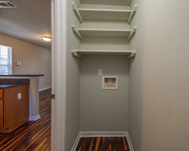 Building Photo - 2 bed, 1 bath in great location - move in ready!