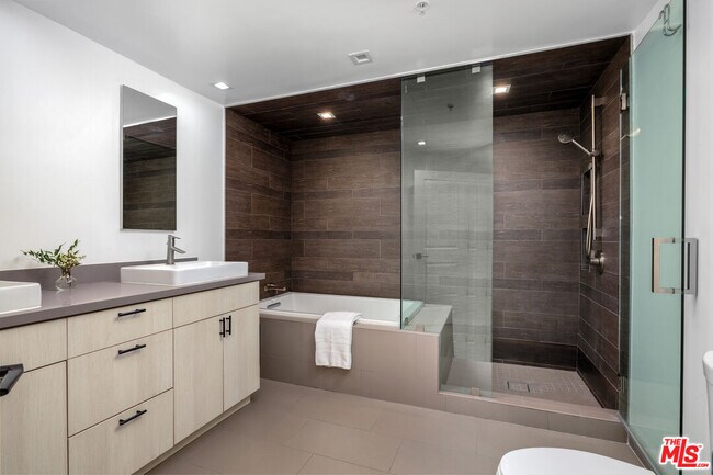 Building Photo - 930 N Doheny Dr