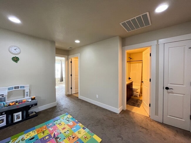 Building Photo - Lovely 3 Bed + 2.5 Bath in Bethany Creek F...