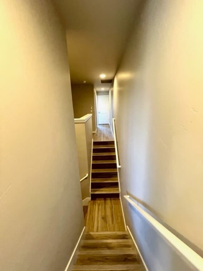 Building Photo - Jennifer Triplex - 61525-JENN-00