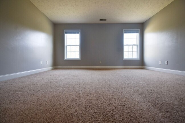 Building Photo - 4 bedroom, 2.5 bathroom Home!