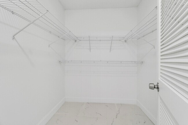 Building Photo - 100 SW 15th Ct