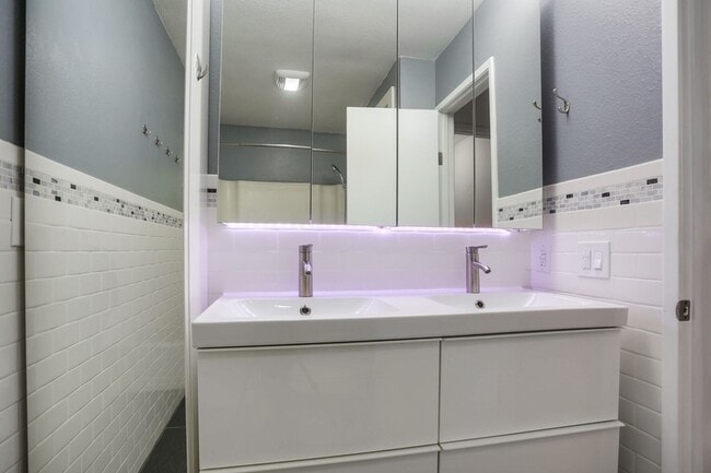 Building Photo - Single Story Duplex with Two Private Residences