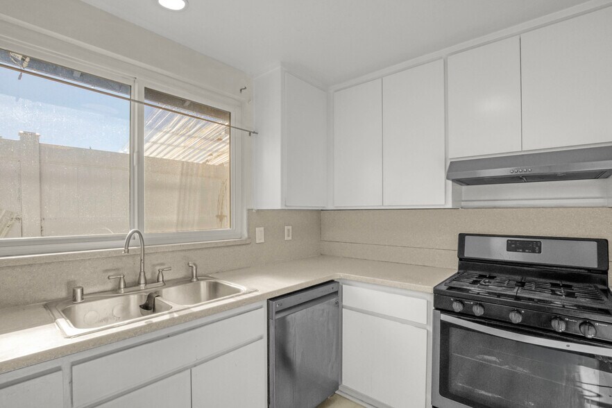 Building Photo - 7701 Baird Ave