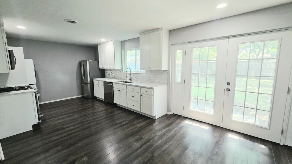 Building Photo - 305 Dublin Dr