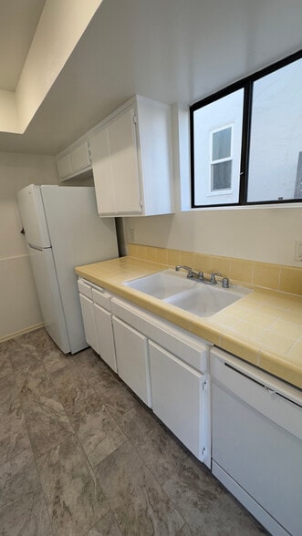 Building Photo - 135 N Swall Dr