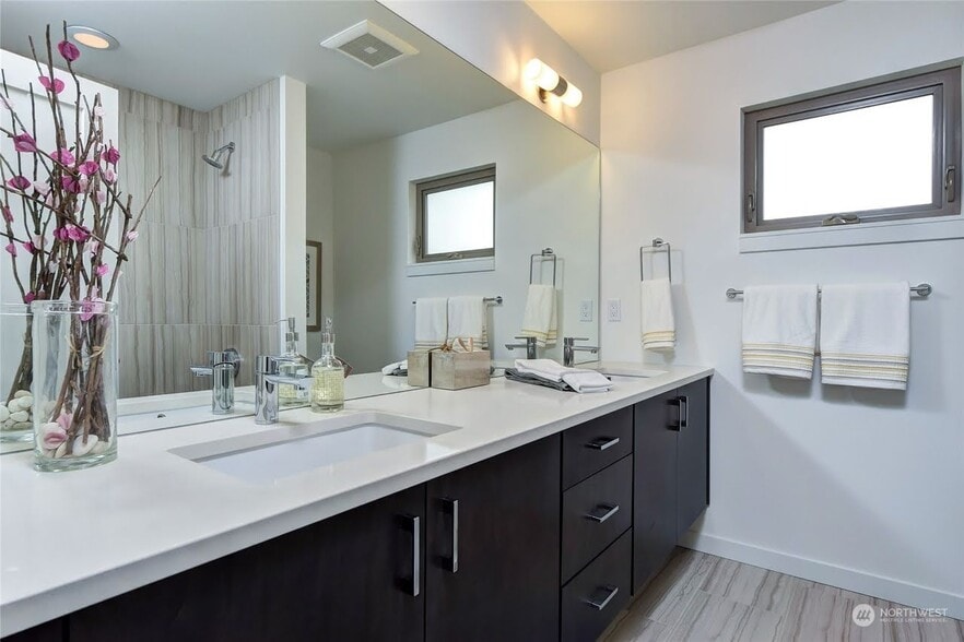 Building Photo - 1908 24th Ave S