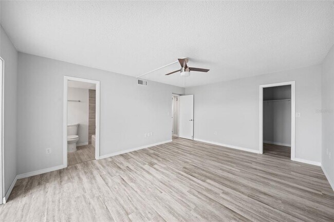 Building Photo - 4725 Cove Cir