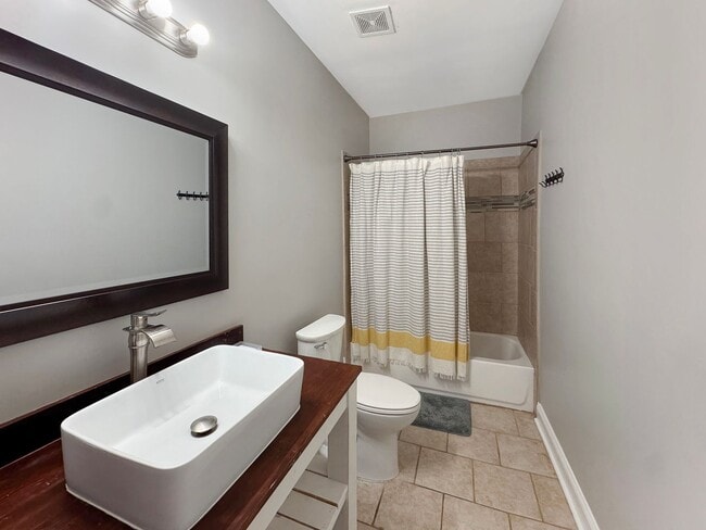 Building Photo - Large 4 bedroom, 3 bath home recently updated near Chickasaw Gardens