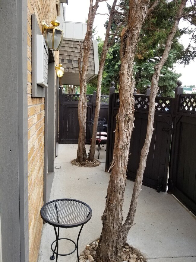 Building Photo - RENT SPECIAL & LEASE OPTIONS! Cat-friendly...