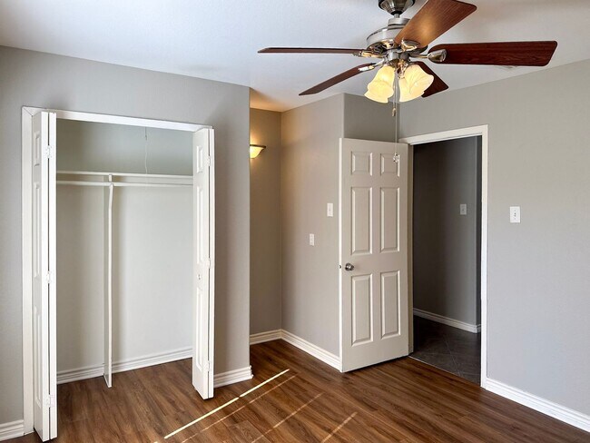 Building Photo - 4 Bedroom / 2 Bath / 2 Car Garage