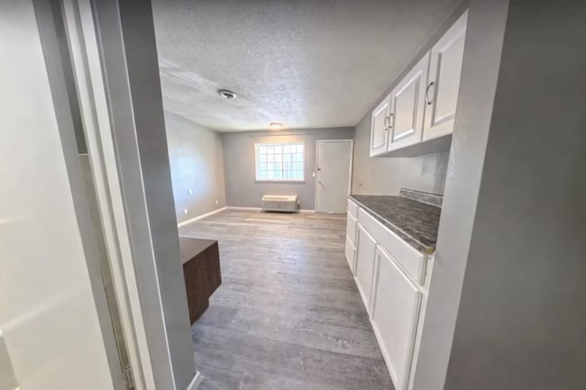 Building Photo - Wifi + Cable + All Utilities Paid = One Flat Rate!