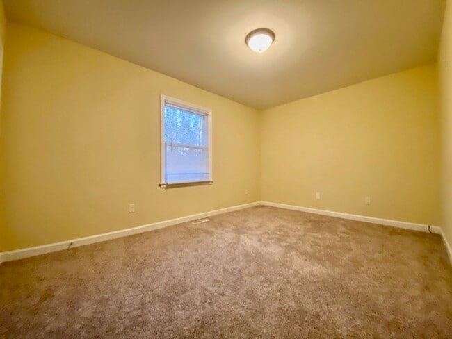 Building Photo - 3BR/2BA Ranch with Fenced Yard – Huntersville