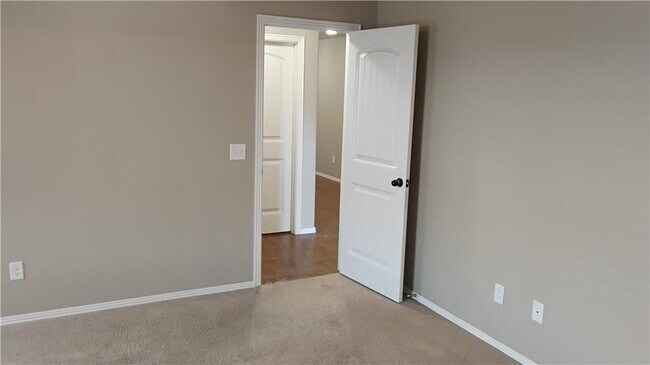 Building Photo - 100 Willow Dr