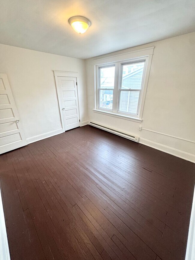 Building Photo - 819 E 5th St