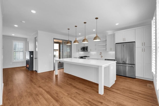 Building Photo - Spacious and Bright Bohemian Cottage Downtown Greenville - Available Now!