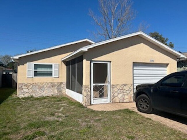 Building Photo - 2 bedroom / 2 bath available now!