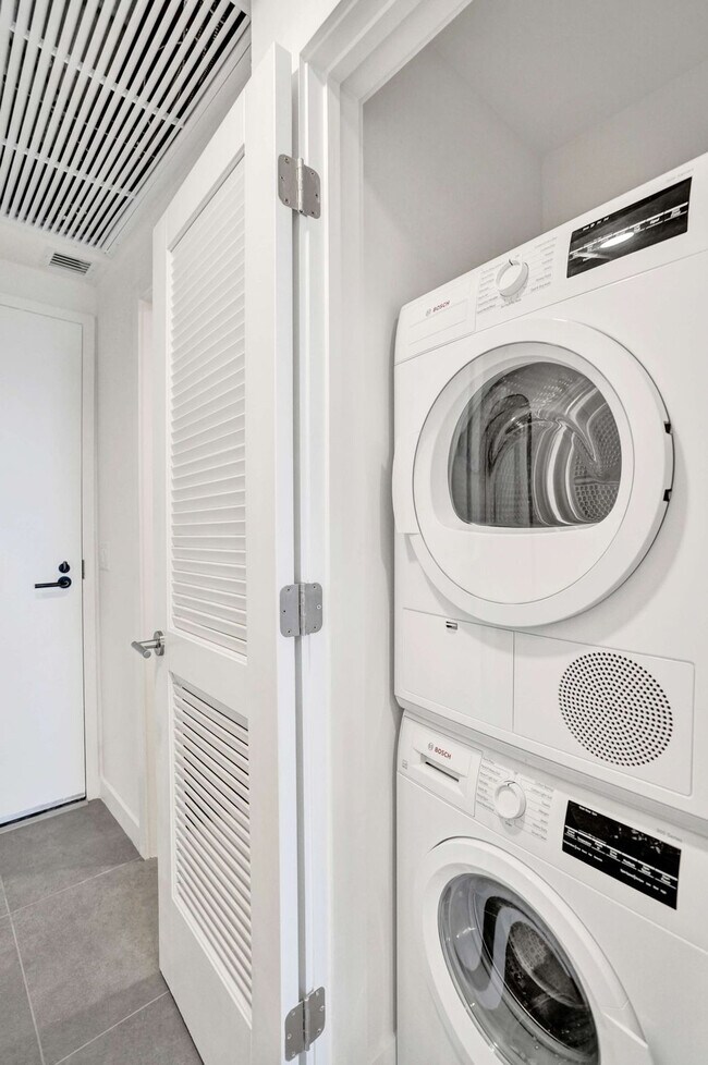 Building Photo - 580 72nd St