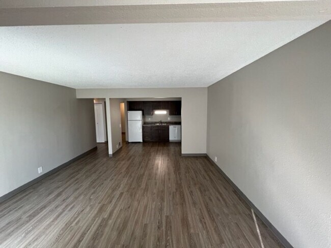 Building Photo - Convenient Downtown Location!