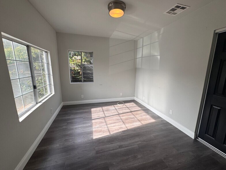 Building Photo - 703 N Ave 54