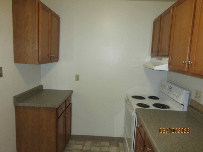 Building Photo - Available Mid-Late September 2025 Remodele...