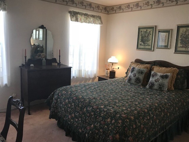 Building Photo - Beautiful Lake Wildwood Home with private back yard.