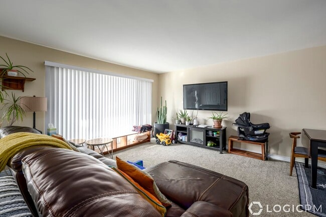 Building Photo - 6845 S Greenfield Way