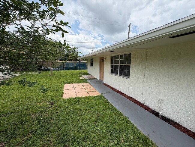 Building Photo - 808 SW 30th St