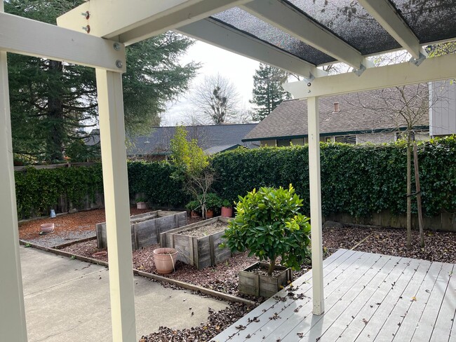 Building Photo - Lovely 3 bedrooms, 2 bathrooms located in ...