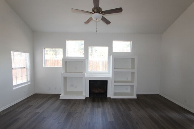 Building Photo - $500 Move-In Special | Spacious End-Unit Townhome in Village at Elk Run