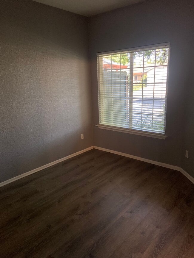 Building Photo - 2 Bdrm, 2 bath home in Laguna - Elk Grove