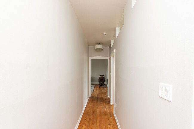 Building Photo - 1325 W Addison St