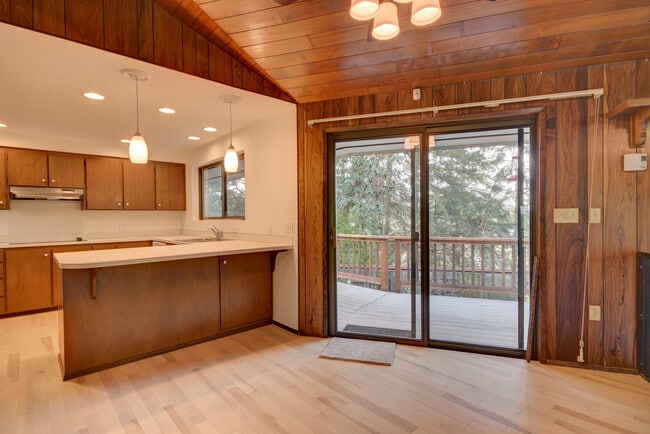 Building Photo - 2 Bed+ 2 Bath Home With Water View